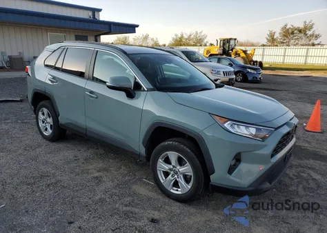 2021 Toyota Rav4 Xle z USA, uszkodzony, nr VIN 2T3P1RFV6MW211496